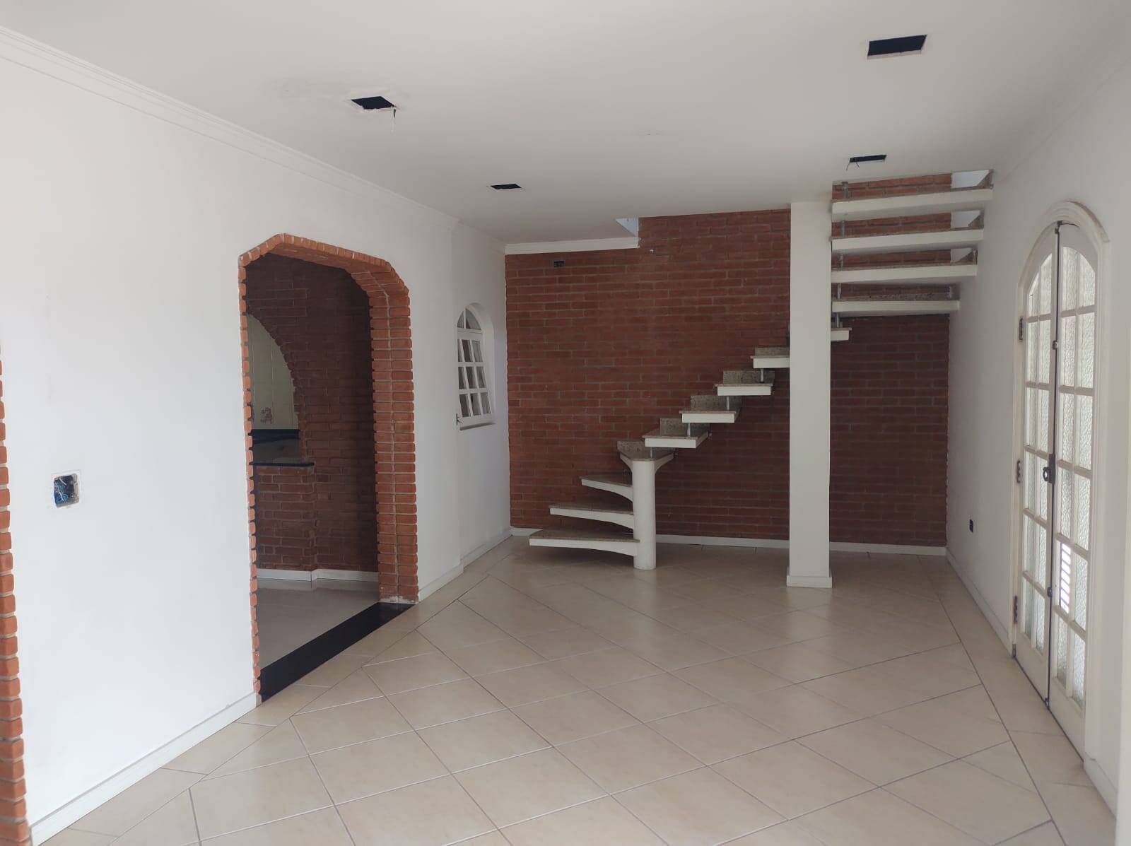 Sobrado à venda com 4 quartos, 250m² - Foto 1